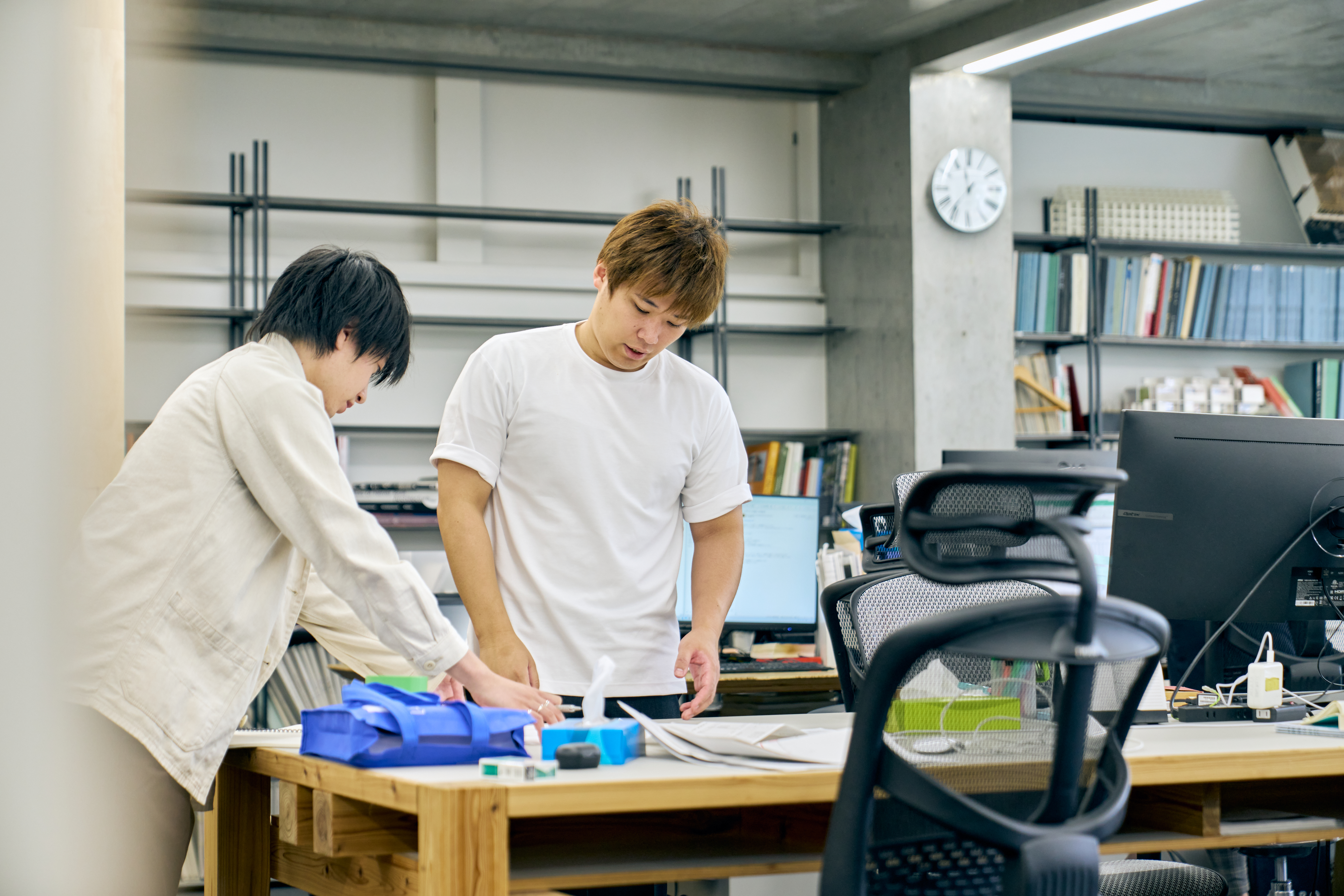 木目を選ぶスタッフ_R