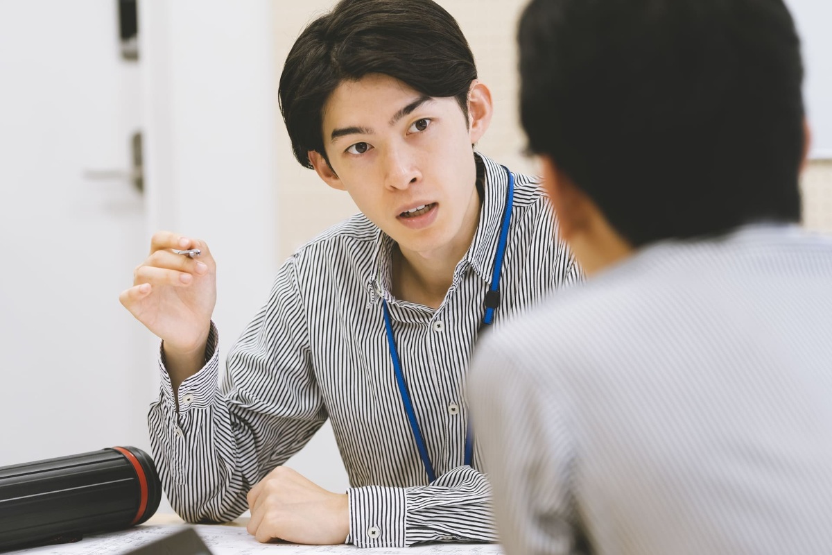 打ち合わせする設計士_1920