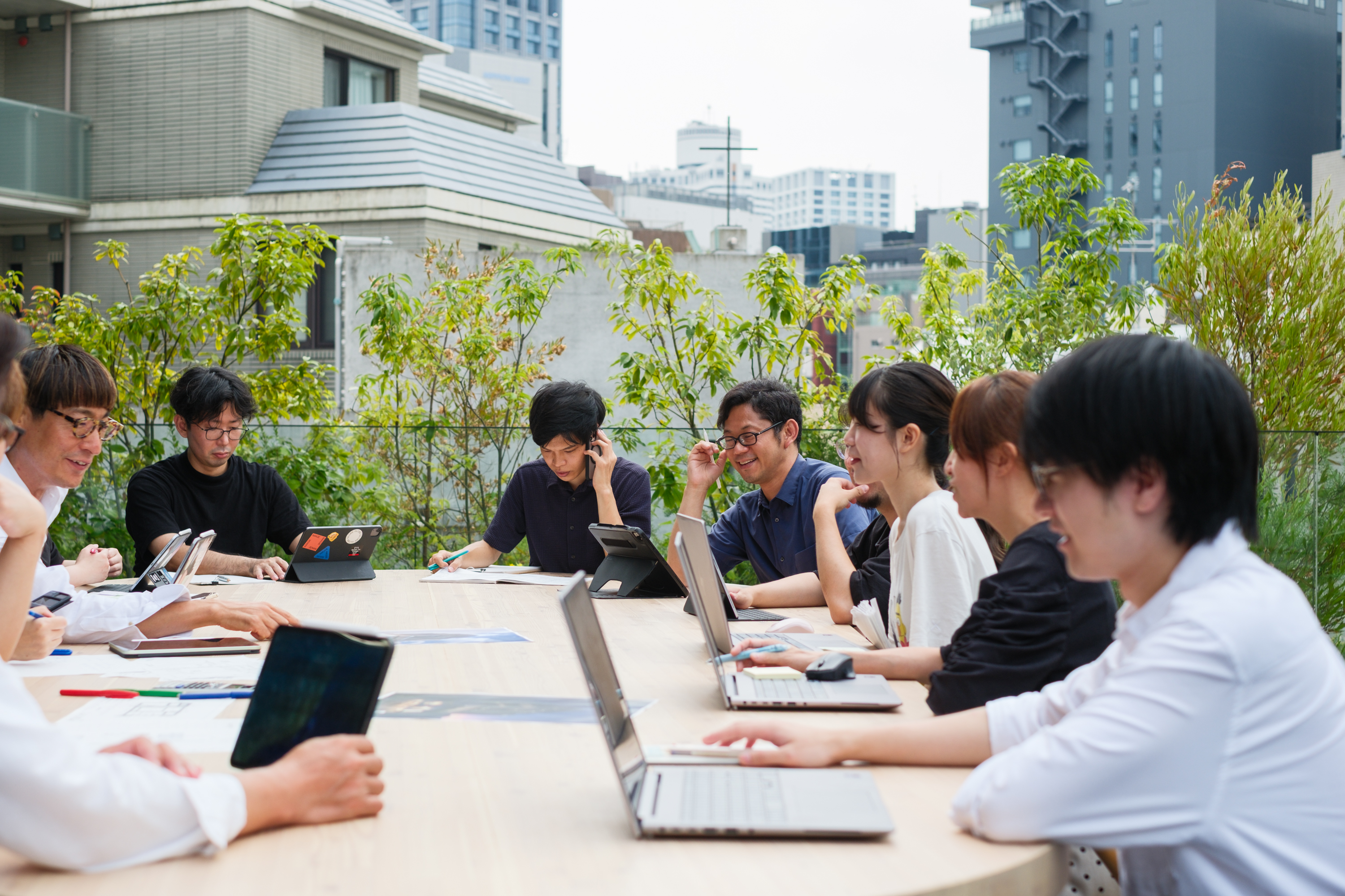 設計図を確認するスタッフたち